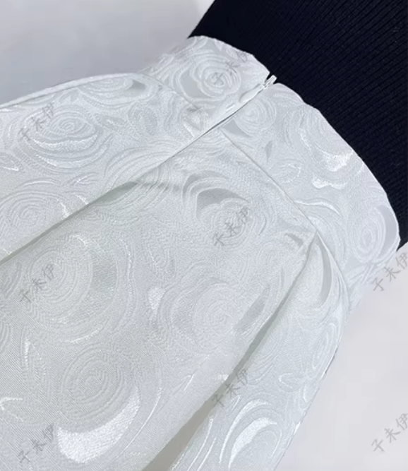 Pure white, three-dimensional floral print midi skirt is slimming, hides the hips, features a high waist, and is versatile with a full skirt design. Made of polyurethane elastic fiber fabric with embroidery, it's perfect for spring and summer. （SSS0003）