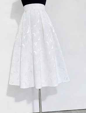 Pure white, three-dimensional floral print midi skirt is slimming, hides the hips, features a high waist, and is versatile with a full skirt design. Made of polyurethane elastic fiber fabric with embroidery, it's perfect for spring and summer. （SSS0003）
