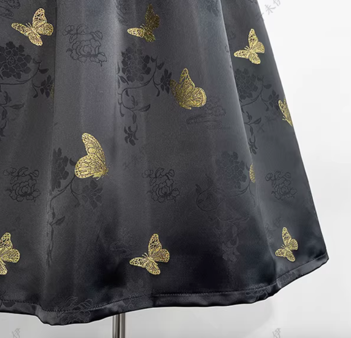 In autumn and winter, this high-waisted, versatile, flared midi skirt in a polyester fiber fabric with a gold butterfly design is slimming, hides the hips, and is easy to match. (SAW0013)