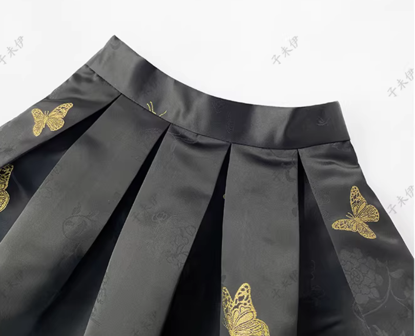 In autumn and winter, this high-waisted, versatile, flared midi skirt in a polyester fiber fabric with a gold butterfly design is slimming, hides the hips, and is easy to match. (SAW0013)