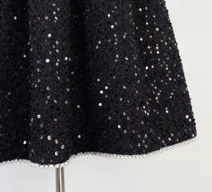 In autumn, this black high-waisted skirt, adorned with beads, sequins, and pleats, is perfect for attending banquets.（SAW0014）
