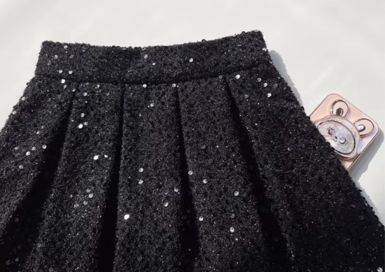 In autumn, this black high-waisted skirt, adorned with beads, sequins, and pleats, is perfect for attending banquets.（SAW0014）