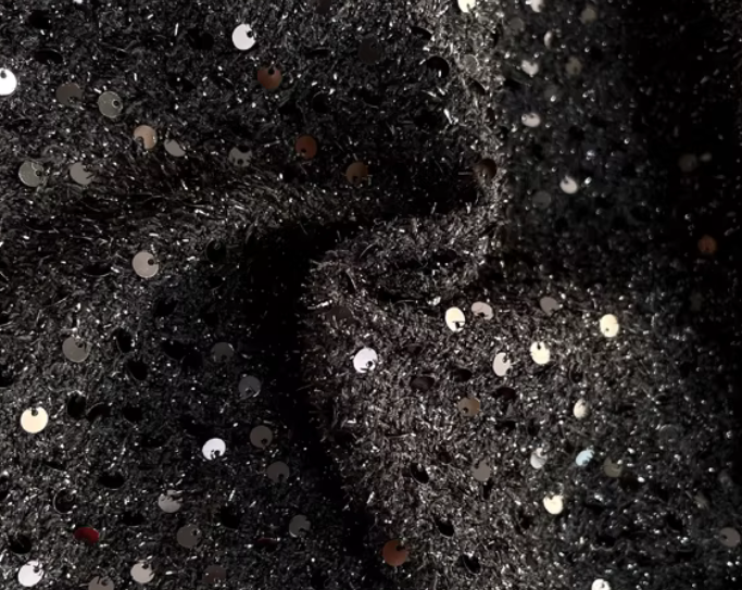 In autumn, this black high-waisted skirt, adorned with beads, sequins, and pleats, is perfect for attending banquets.（SAW0014）