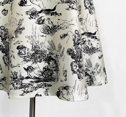 This A-line, high-waisted midi skirt features a watercolor jacquard pattern and a full, mid-length design, perfect for spring and summer.（SSS0019）